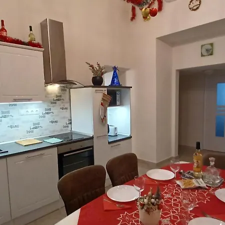 Palace Apartment *